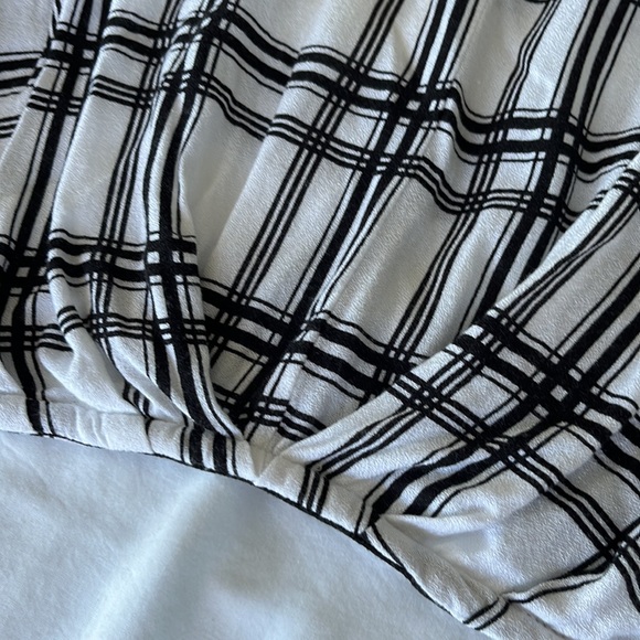 Guess blouse size M buttons in back, waist length with roushing in the front - Picture 2 of 4